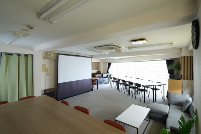 明るく開放的なメインスペース