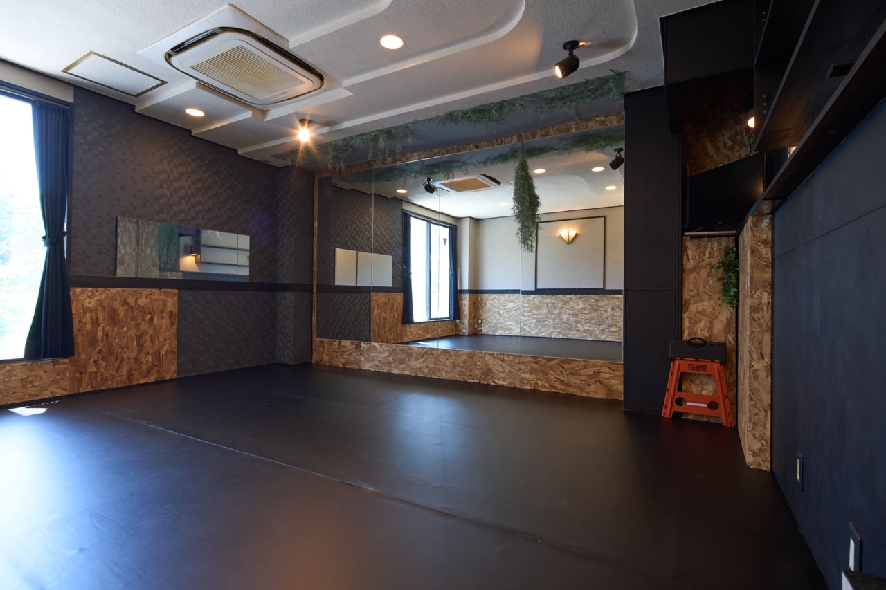 Studio LOKUの鏡を備えたダンススタジオ